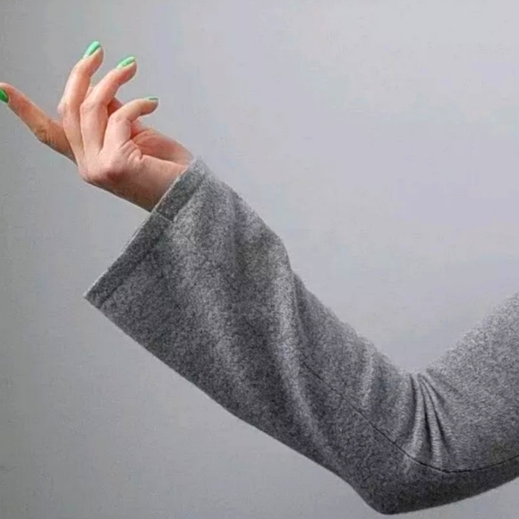 Saks Fifth Avenue Women's Gray 100% Cashmere Flare Sleeve Turtleneck Sweater! XS - Picture 2 of 6